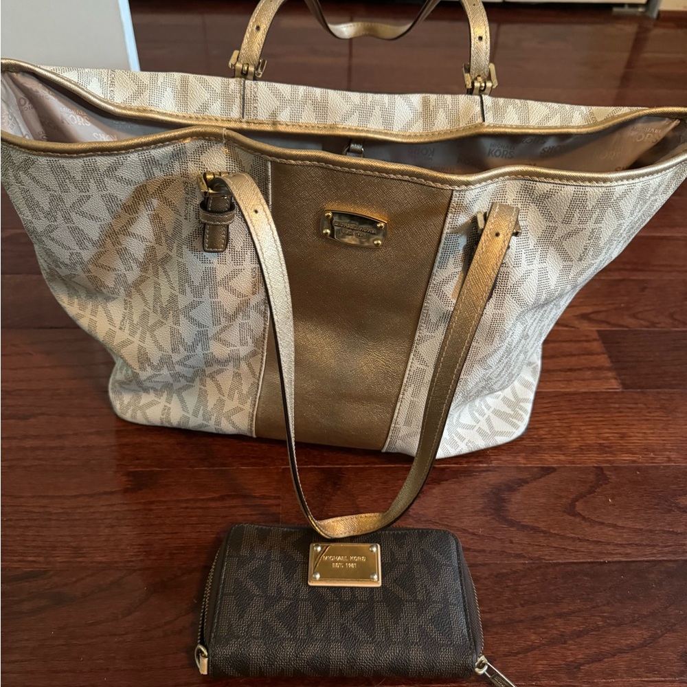 Michael Kors tote bag creme color w brown Michael kors wristlet wallet